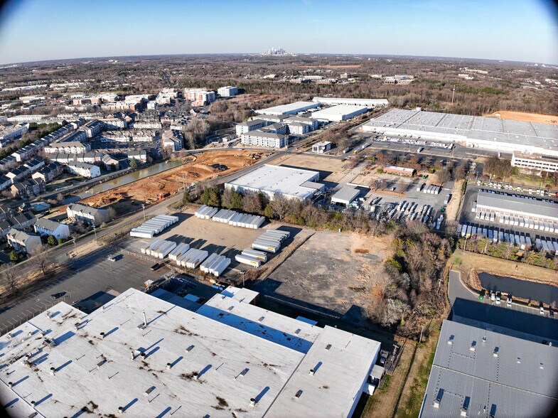 9305 Pioneer Ave, Charlotte, NC à louer - Photo de l’immeuble – Image 2 sur 3