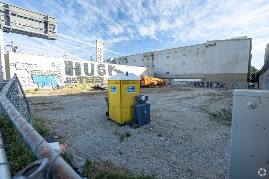 13716 Victory Blvd, Van Nuys, CA à louer - Photo de l’immeuble – Image 2 sur 2