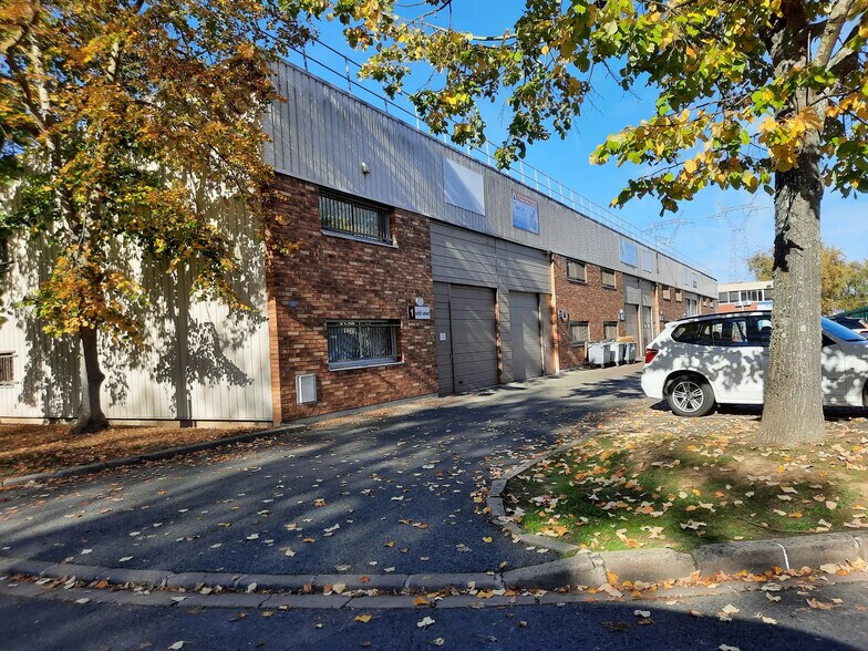 Local d’activités dans Lisses à louer - Photo de l’immeuble – Image 1 sur 6