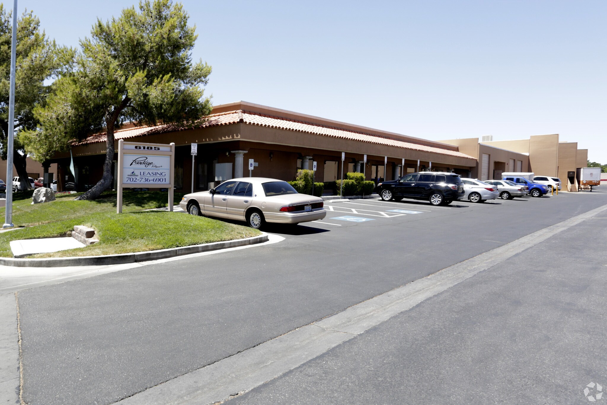 6185 Harrison Dr, Las Vegas, NV à louer Photo principale– Image 1 sur 6