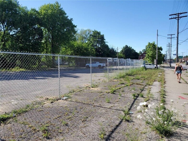 E 140th Cleveland st, Cleveland, OH à vendre - Photo de l’immeuble – Image 2 sur 4