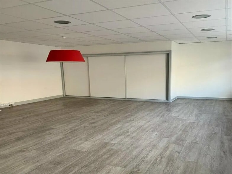 Bureau dans Calais à louer - Photo de l’immeuble – Image 2 sur 3