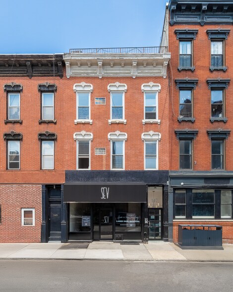 147 Grand St, Brooklyn, NY à vendre - Photo de l’immeuble – Image 3 sur 7