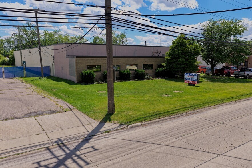 25215 Glendale St, Redford Township, MI à louer - Photo de l’immeuble – Image 3 sur 19