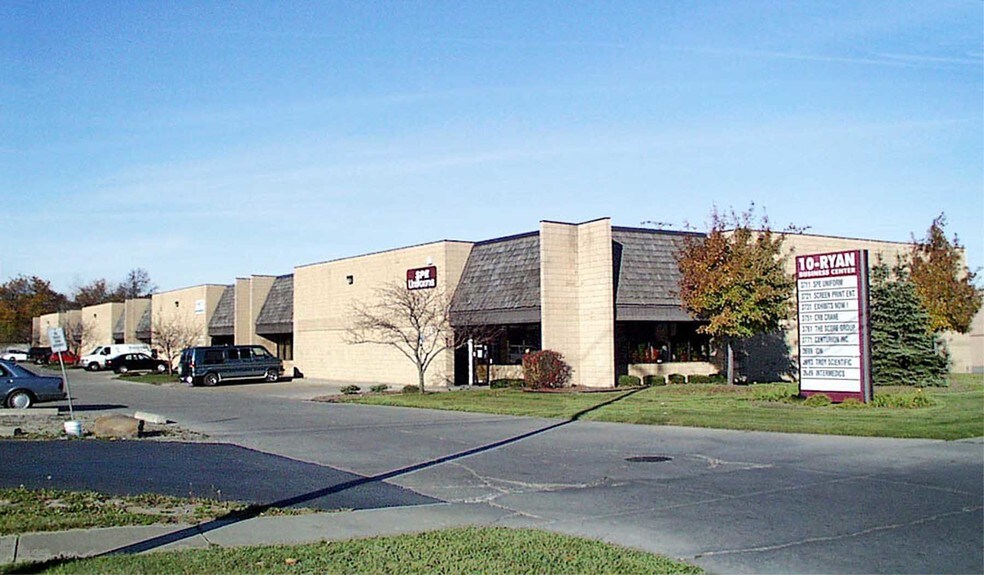 3711 E 10 Mile Rd, Warren, MI à louer - Photo de l’immeuble – Image 2 sur 11