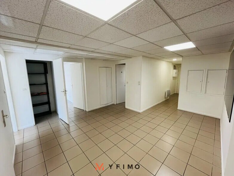 Bureau dans Poissy à louer - Photo de l’immeuble – Image 2 sur 4