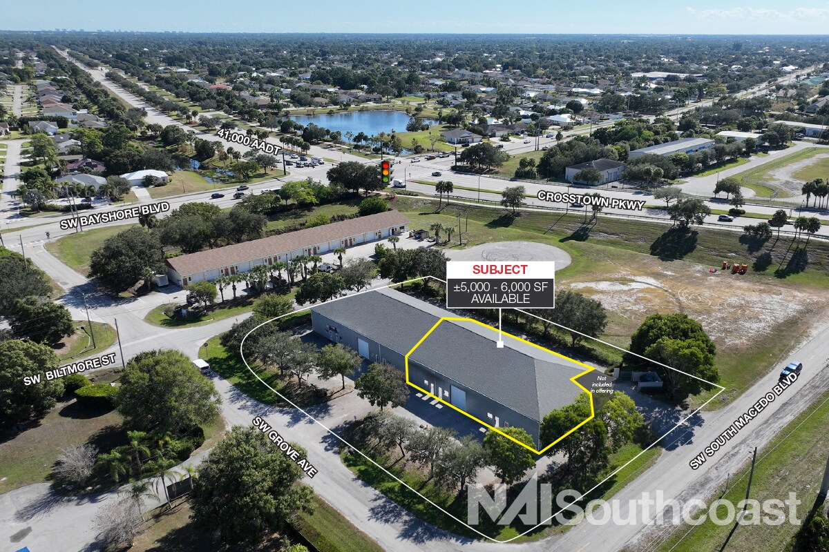 792 SW Grove Ave, Port Saint Lucie, FL à louer Photo principale– Image 1 sur 7