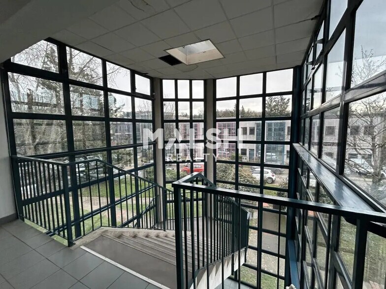 Bureau dans Saint-Genis-Laval à vendre - Photo de l’immeuble – Image 1 sur 8