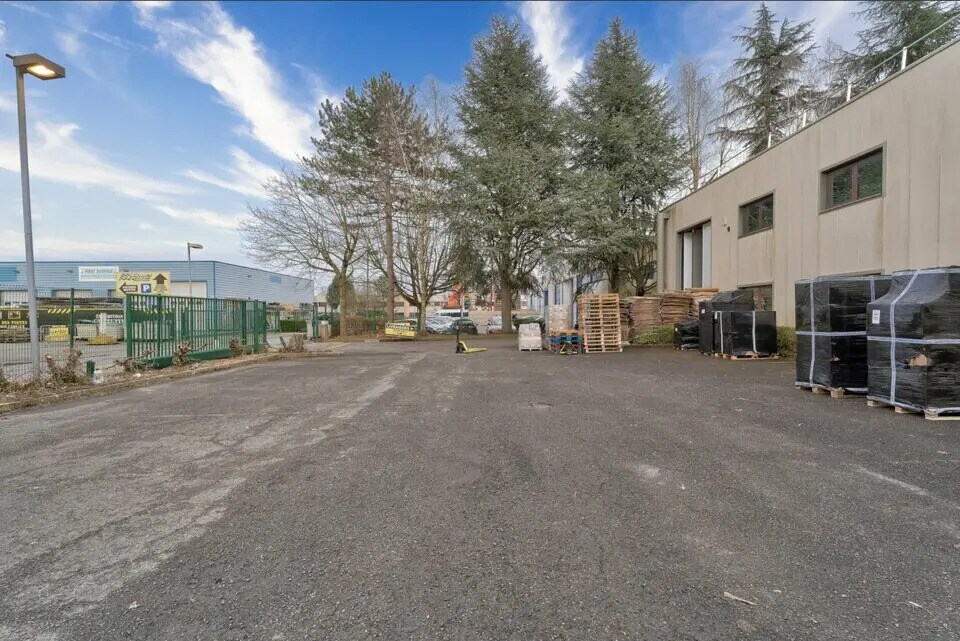 Local d’activités dans Pontault-Combault à louer Photo de l’immeuble– Image 1 sur 4