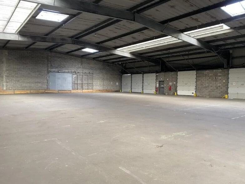 Industriel/Logistique dans Saint-Étienne-du-Rouvray à louer - Photo de l’immeuble – Image 2 sur 4