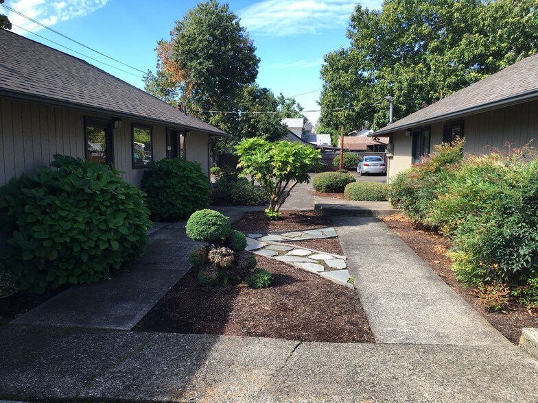 12715 NE Halsey St, Portland, OR à vendre - Photo de l’immeuble – Image 3 sur 25