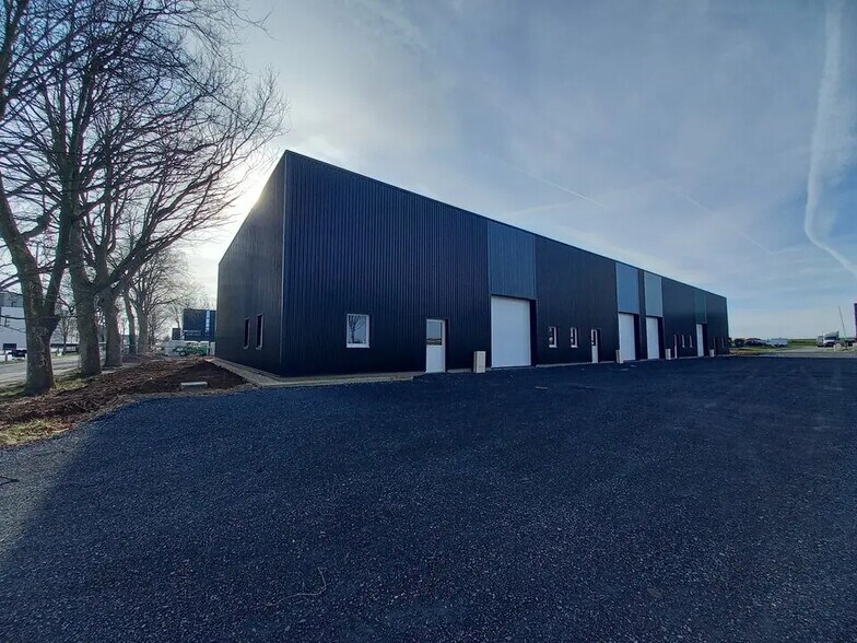 Local d’activités dans Bretteville-sur-Odon à louer - Photo de l’immeuble – Image 1 sur 8