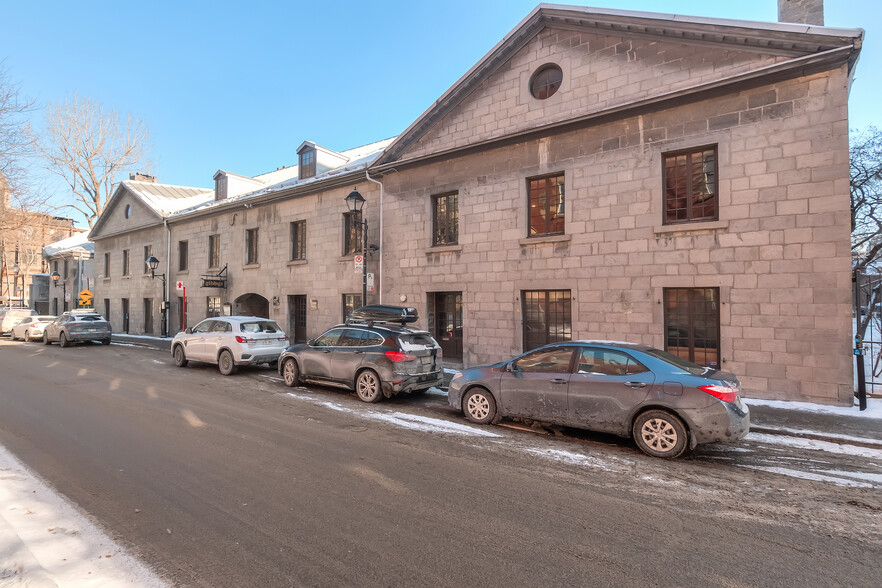 306 Pl D'Youville #A10, Montréal, QC à louer - Photo de l’immeuble – Image 2 sur 6