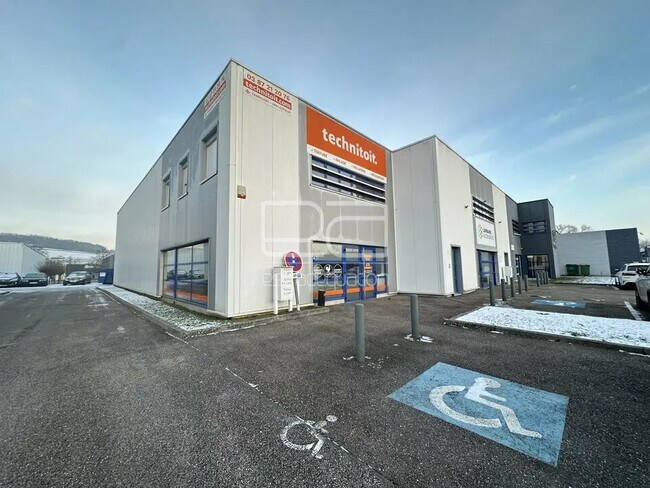 Plus de détails pour Local d'activités à louer