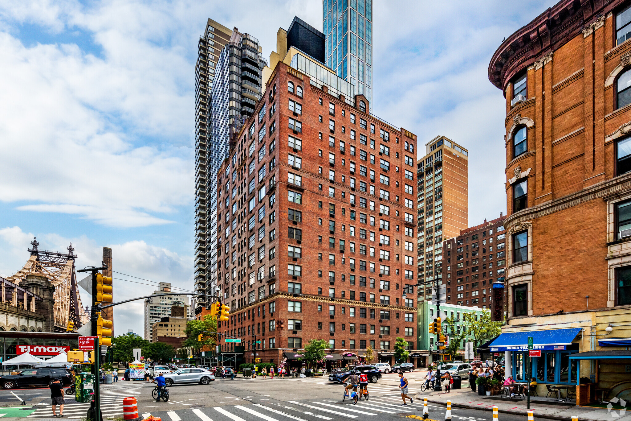 1076-1082 First Ave, New York, NY à louer Photo principale– Image 1 sur 6