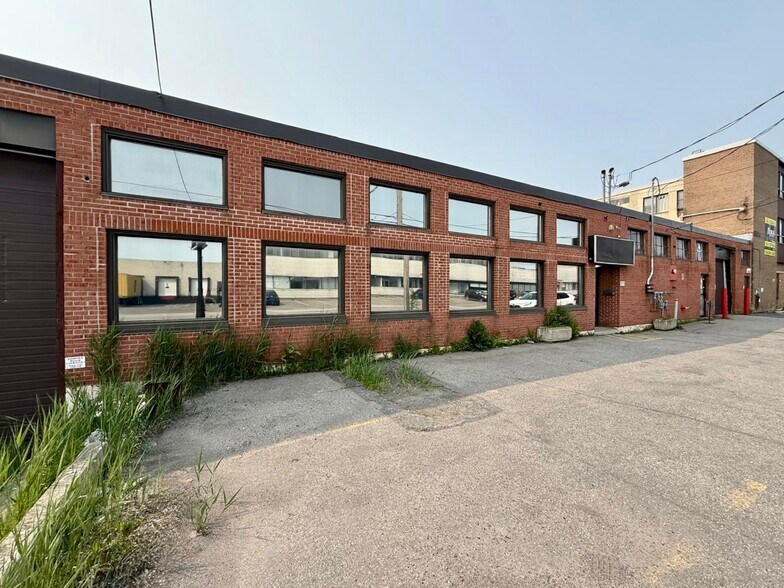 5579-5581 Rue Paré, Mt Royal, QC à louer - Photo de l’immeuble – Image 1 sur 6