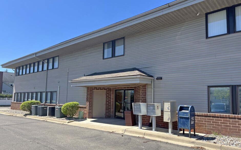 2200 N Canton Center Rd, Canton Township, MI à louer - Photo de l’immeuble – Image 2 sur 5