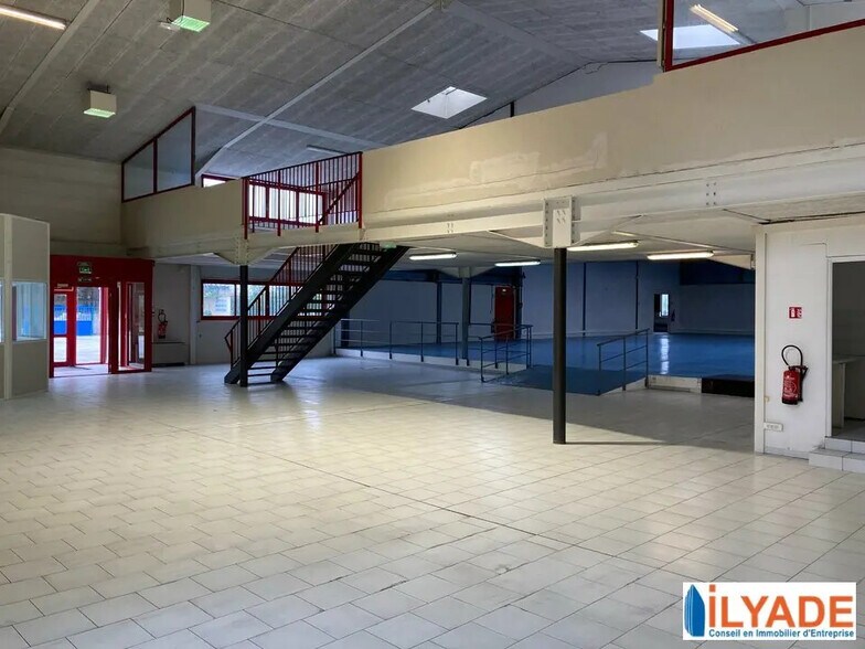 Industriel/Logistique dans Bouc-Bel-Air à louer - Photo intérieure – Image 2 sur 7