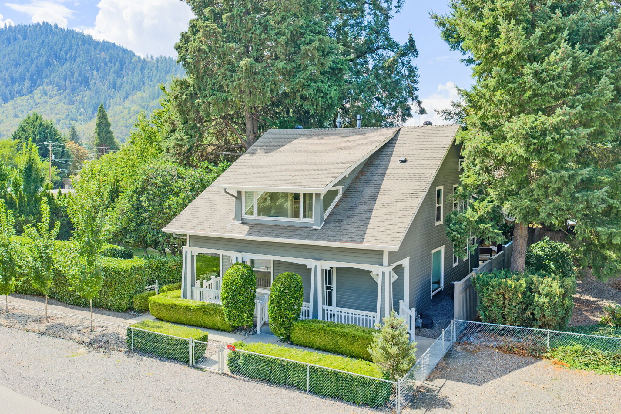 111 Cedar St, Rogue River, OR à vendre Photo principale– Image 1 sur 59