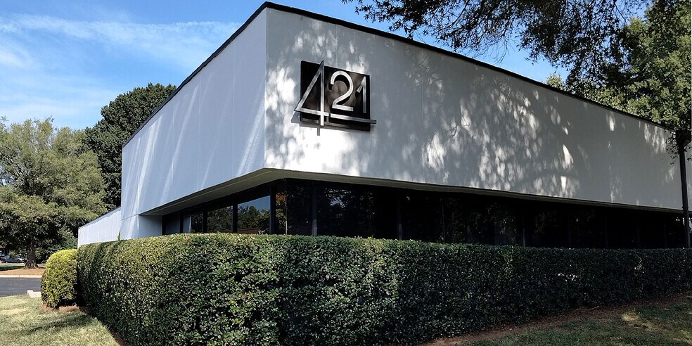 421 Minuet Ln, Charlotte, NC à vendre - Photo de l’immeuble – Image 2 sur 50