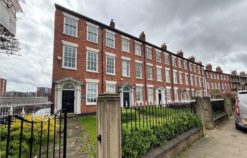 22-34 The Crescent, Salford à vendre - Photo principale – Image 1 sur 2