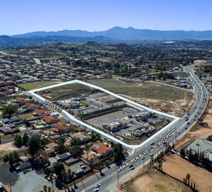 18233 Van Buren Blvd, Riverside, CA à louer Photo principale– Image 1 sur 4