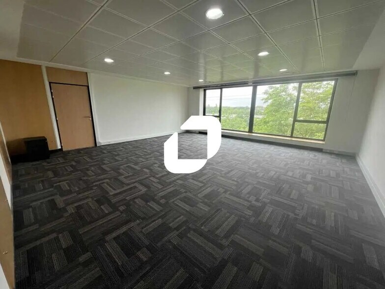 Bureau dans Évry-Courcouronnes à vendre - Photo de l’immeuble – Image 2 sur 7