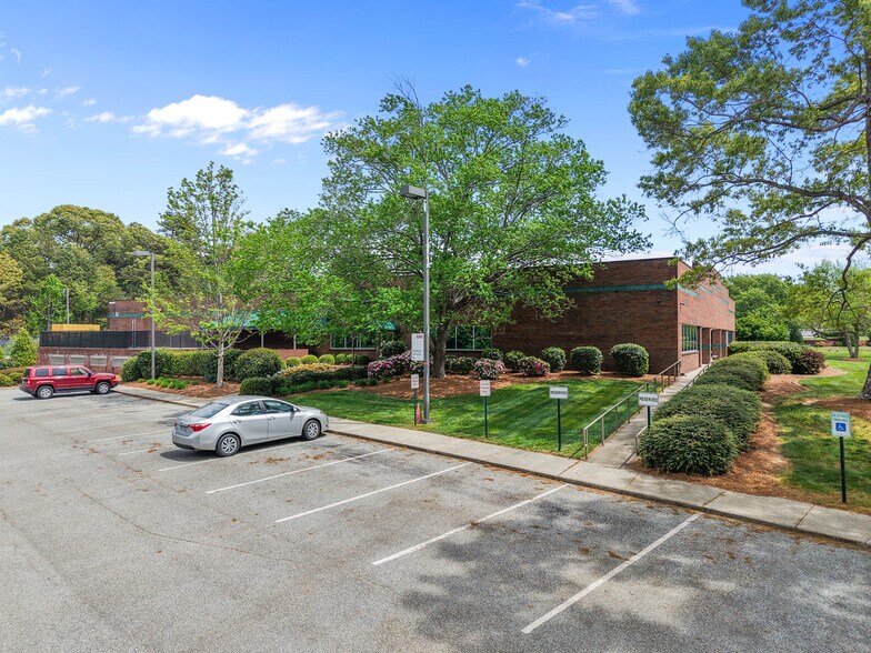 4239 Piedmont Pky, Greensboro, NC à vendre - Photo de l’immeuble – Image 3 sur 6