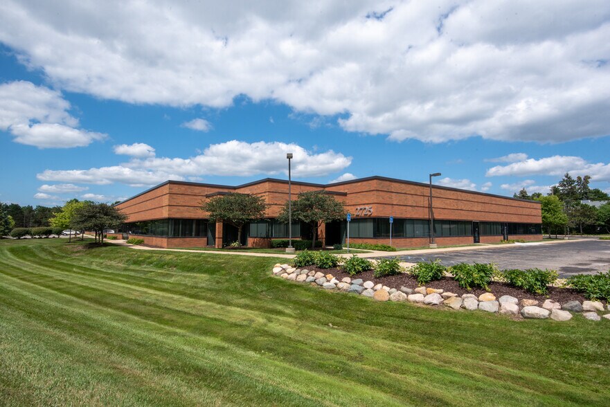 2725 S Industrial Hwy, Ann Arbor, MI à louer - Photo de l’immeuble – Image 2 sur 3