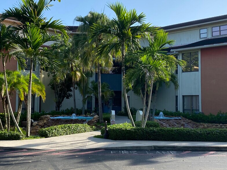 499 NW 70th Ave, Plantation, FL à louer - Photo de l’immeuble – Image 1 sur 11