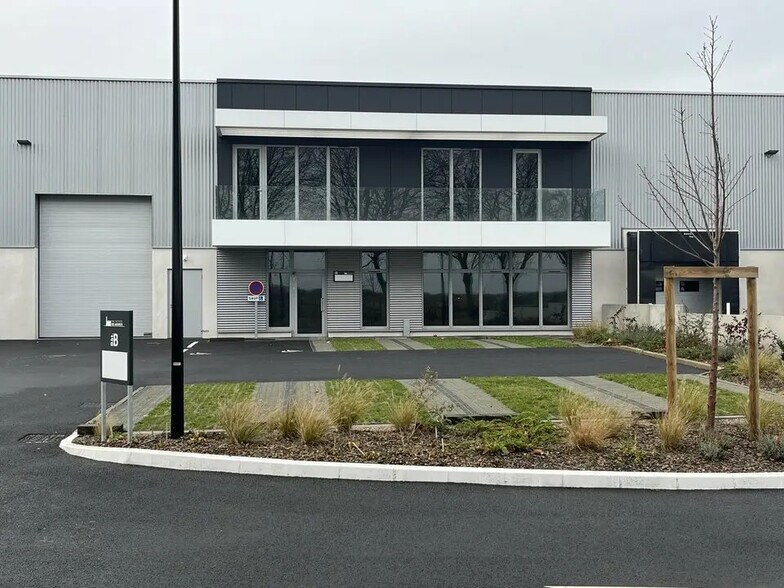 Local d’activités dans Saint-André-lez-Lille à louer - Photo de l’immeuble – Image 1 sur 4