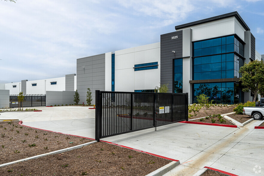 3525 E Airport Dr, Ontario, CA à louer - Photo de l’immeuble – Image 3 sur 6