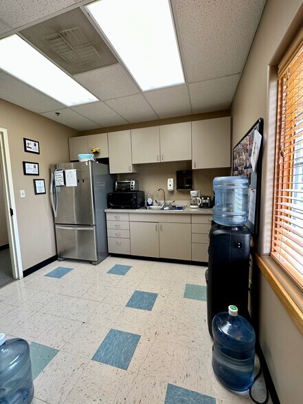 1220 Biltmore Dr, Lawrence, KS à vendre - Photo intérieure – Image 2 sur 25