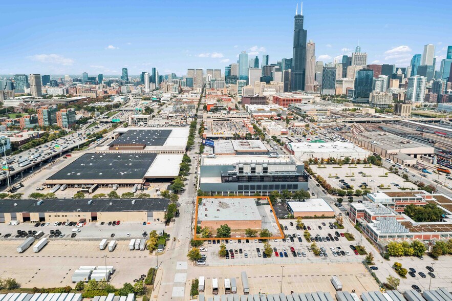 555 W 14th Pl, Chicago, IL à vendre - Photo de l’immeuble – Image 3 sur 7