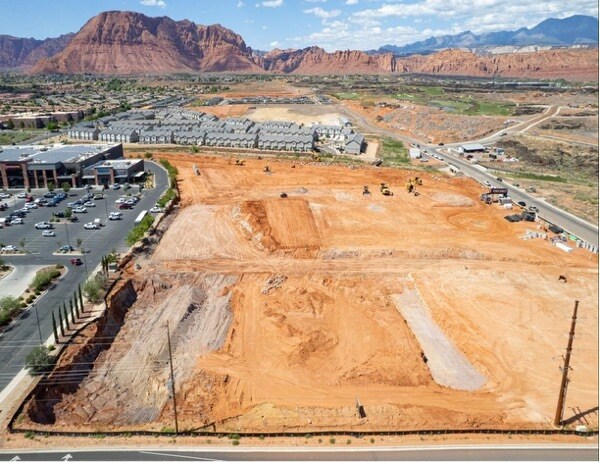 Pioneer Pkwy, Santa Clara, UT à vendre Photo de l’immeuble– Image 1 sur 6