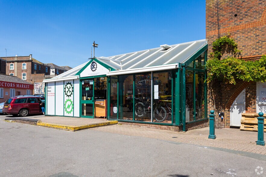 Station Para, Eastbourne à louer - Photo de l’immeuble – Image 3 sur 3
