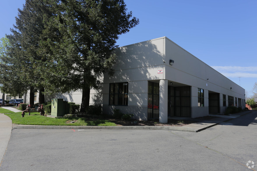 3700 Business Dr, Sacramento, CA à louer - Photo principale – Image 1 sur 21