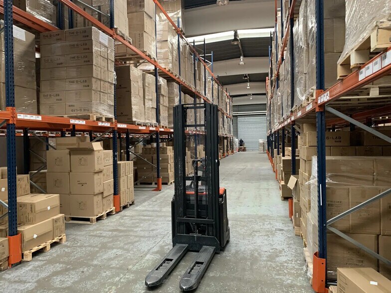 Local d’activités dans SAINT-OUEN-L'AUMONE à louer - Photo intérieure – Image 2 sur 12