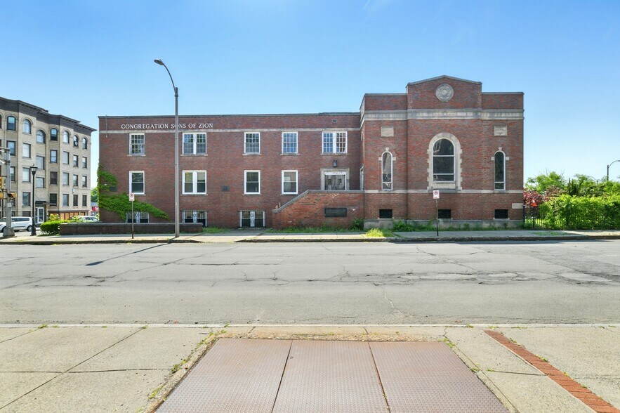 378 Maple St, Holyoke, MA à vendre - Photo de l’immeuble – Image 1 sur 26