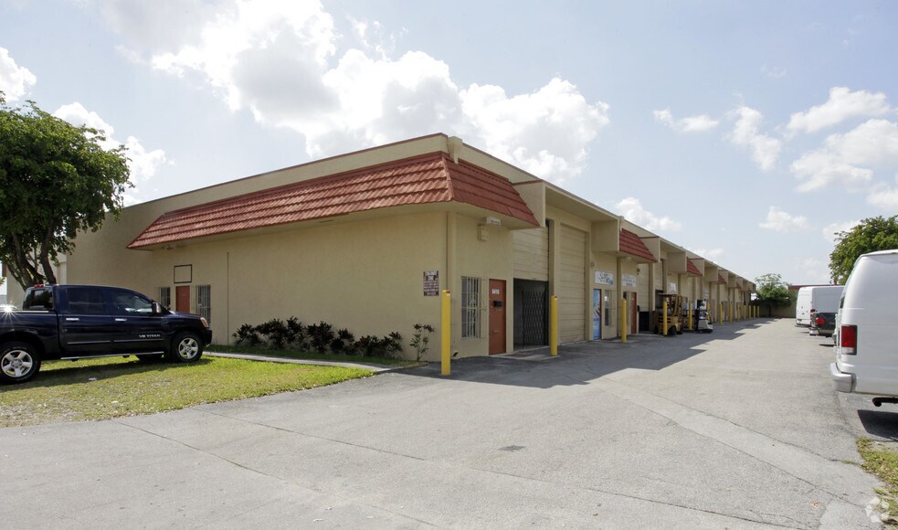 8410-8432 NW 61st St, Miami, FL à louer - Photo de l’immeuble – Image 1 sur 13