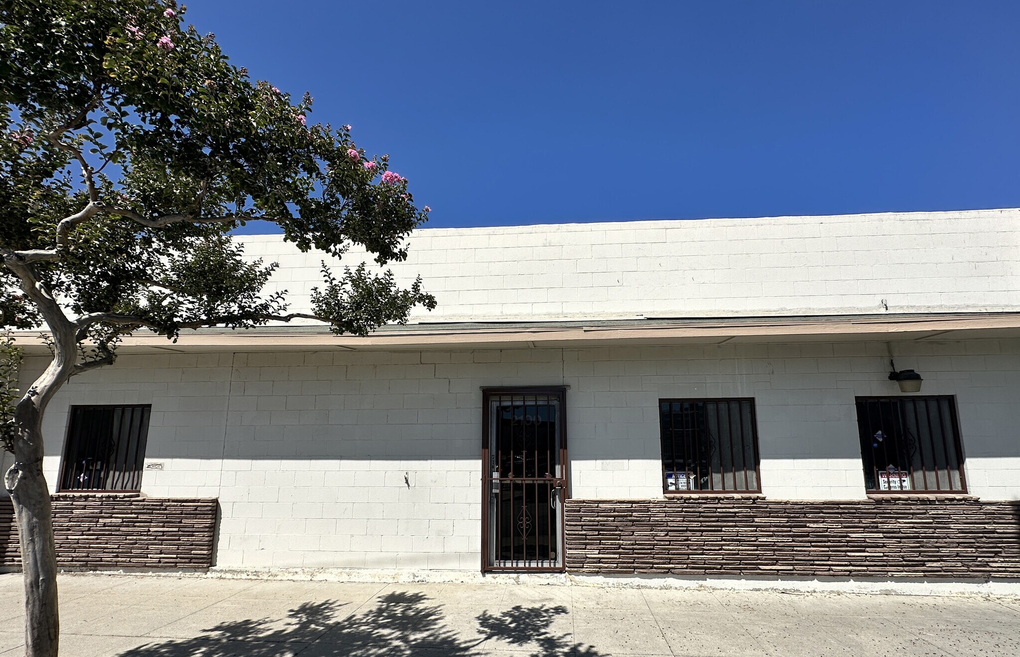 2100 Floyd St, Burbank, CA à louer Photo principale– Image 1 sur 9