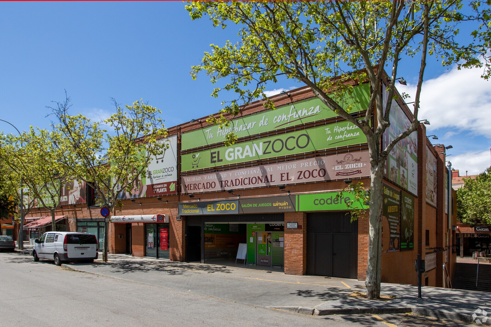 Local commercial dans Tres Cantos, Madrid à vendre Photo principale– Image 1 sur 3