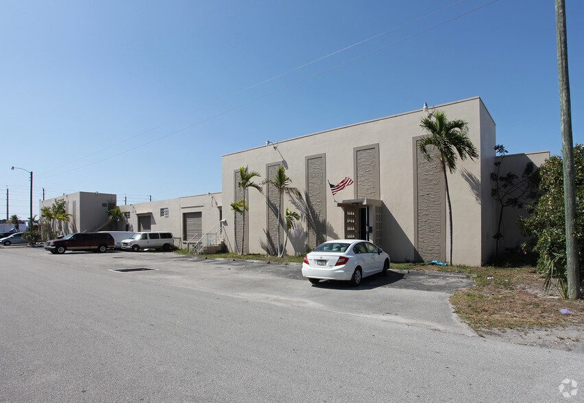 821-841 NW 57th Pl, Fort Lauderdale, FL à louer - Photo de l’immeuble – Image 2 sur 32