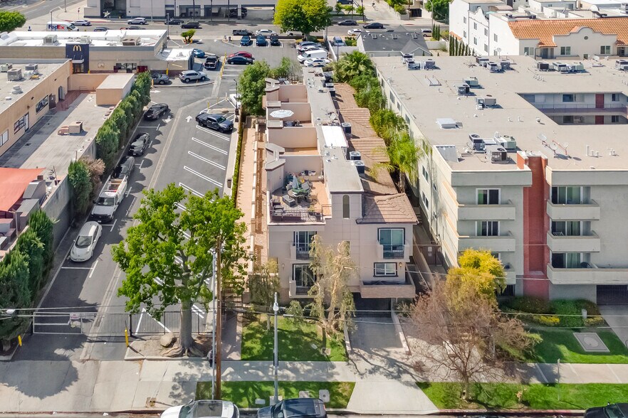 4325 Stern Ave, Sherman Oaks, CA à vendre - Photo de l’immeuble – Image 3 sur 27
