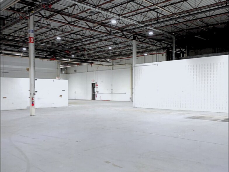 15203 S Commerce Dr, Dearborn, MI à louer - Photo de l’immeuble – Image 2 sur 31