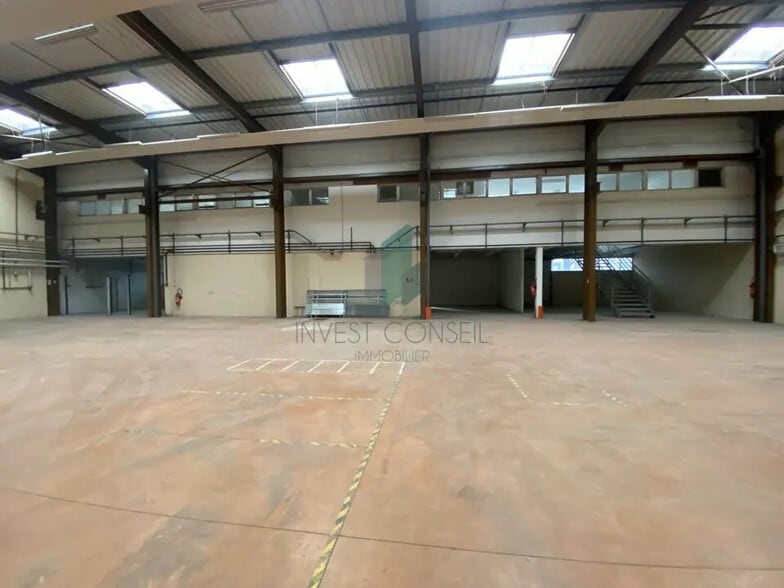 Local d’activités dans Cergy à louer - Photo de l’immeuble – Image 1 sur 10