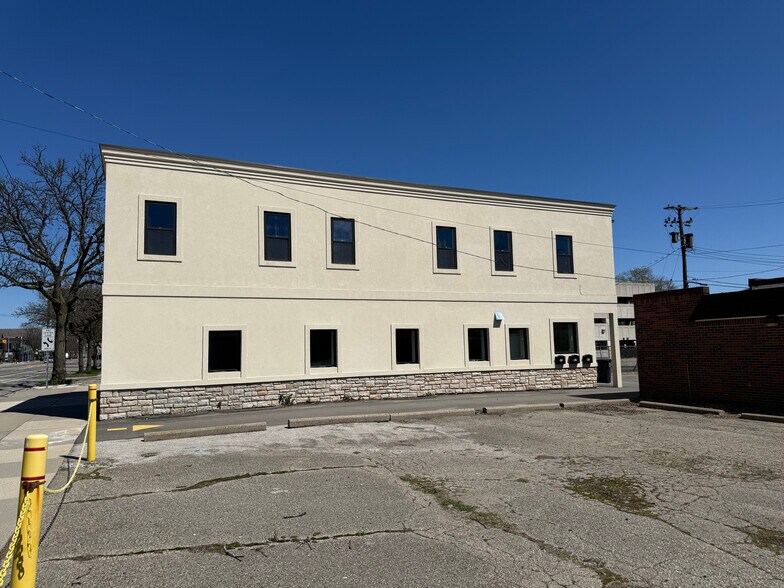 915 S Washington Ave, Royal Oak, MI à louer - Photo de l’immeuble – Image 2 sur 9