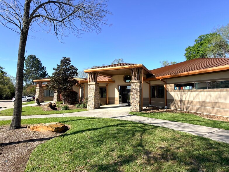 18057 Highway 105 W, Montgomery, TX à louer - Photo principale – Image 1 sur 8