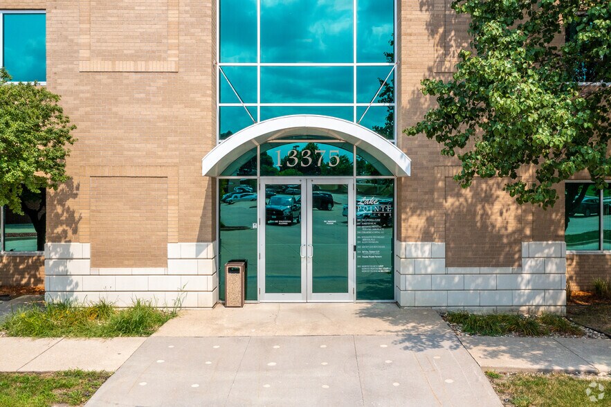 13375 University Ave, Clive, IA à louer - Photo de l’immeuble – Image 3 sur 4