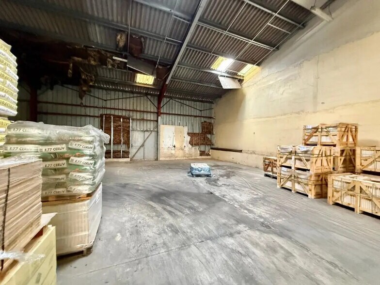 Industriel/Logistique dans Fréjus à vendre - Photo de l’immeuble – Image 2 sur 5